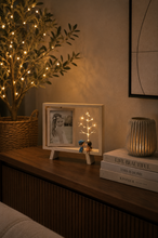 Load image into Gallery viewer, Display your favorite memories with this battery-operated LED wooden photo frame featuring warm tree lights and adorable couple figurines. Perfect for bedrooms, living rooms, and thoughtful gifts.2
